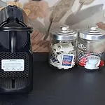 Un Nido Sui Tetti Vicino Al Mare