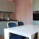 Un Nido Sui Tetti Vicino Al Mare