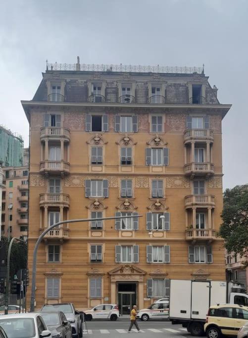 Un Nido Sui Tetti Vicino Al Mare Genua